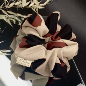 scrunchie για τα μαλλιά σε μεγάλο μέγεθος και μπεζ χρώματα